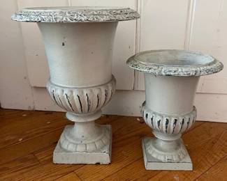 006 pairofclassicalcastirongardenurns