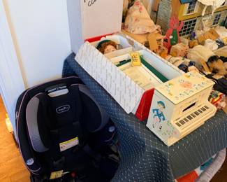 Items Located In The Second Floor 1st Bedroom