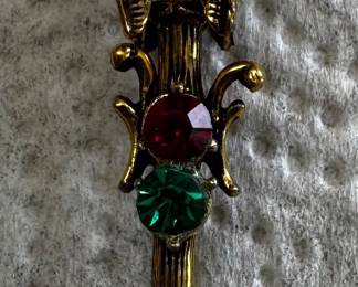 Hollycraft Victorian Christmas Lamp Post Pin