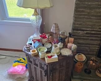 End table and fancy knick knacks