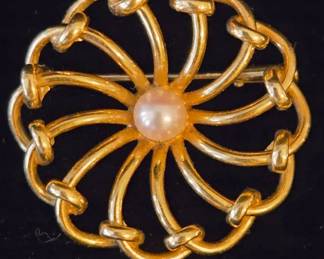 Vintage 18k Gold and Pearl Brooch