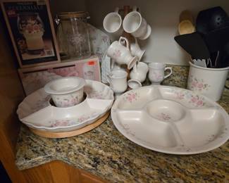 Massive 135+ Piece Pfaltzgraff Tea Rose Collection