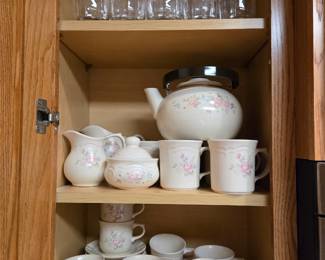 Massive 135+ Piece Pfaltzgraff Tea Rose Collection