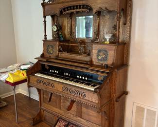 Antique pump organ 