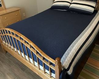 Ethan Allen Queen Size Spindle Bed Frame