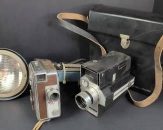 MD009 Vintage Movie Cameras and Lamp