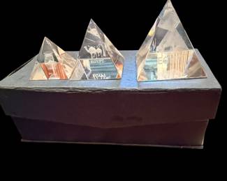 Set of 3 crystal glass pyramids 