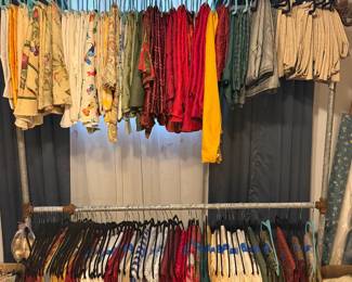 Tons of tablecloths and linens 