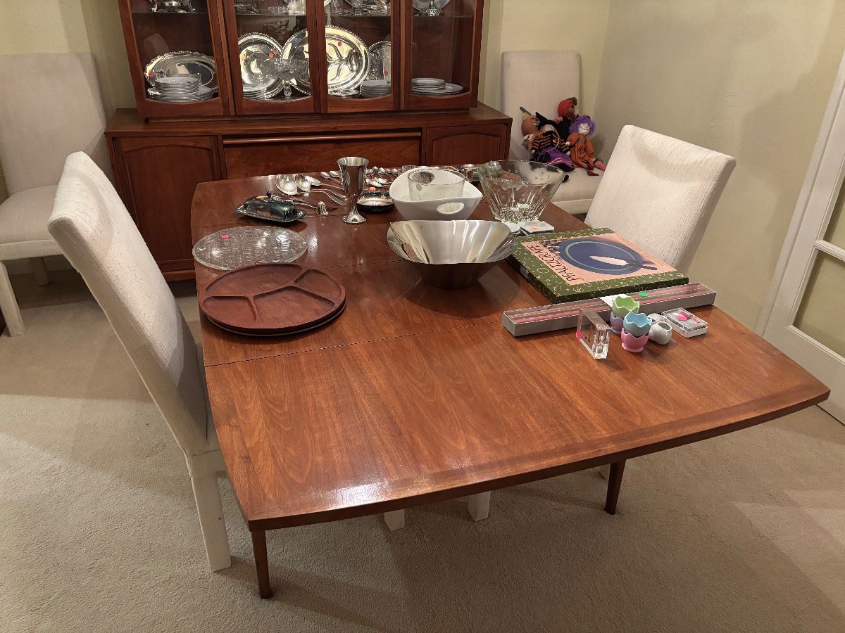 Mid Century Modern Table with 4 chairs and a leaf