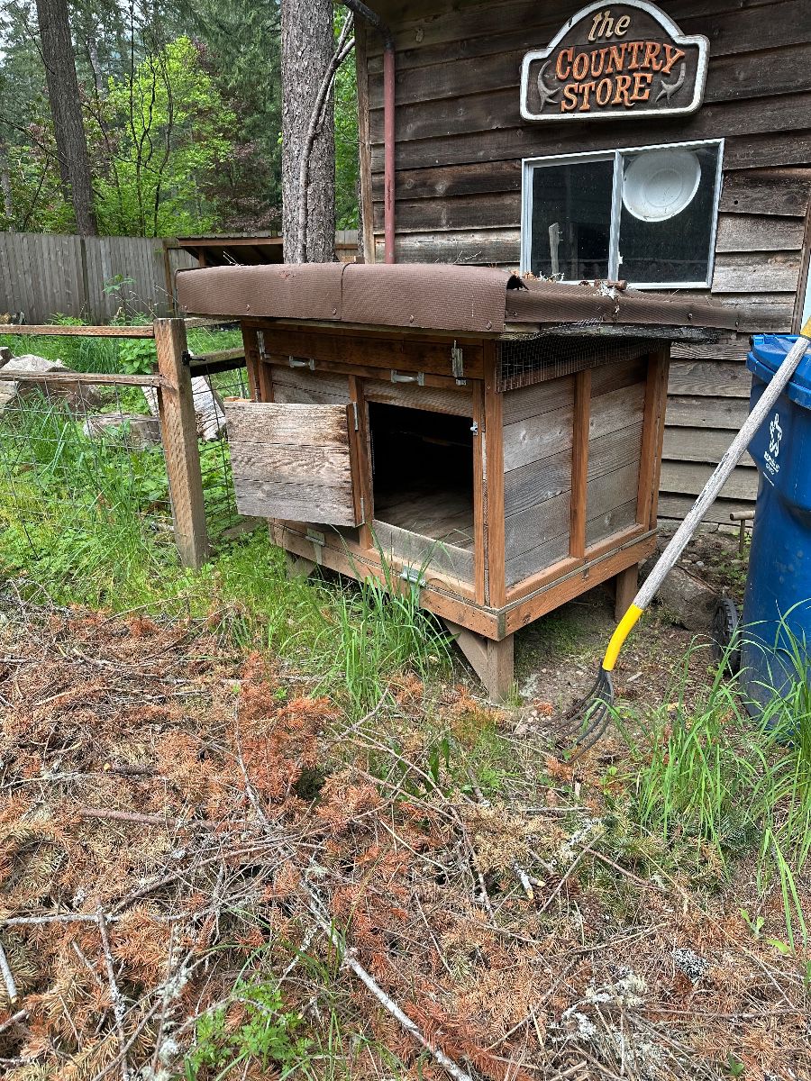 Rabbit or chicken hutch. 