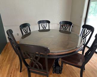 Dining room table with 7 chairs 