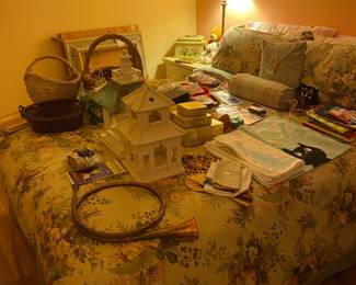 Queen bed, decor