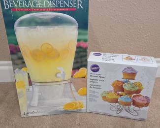 Lot #170 - CreativeWare 3-Gallon Polycarbonate Beverage Dispenser & Wilton Cupcakes & More Metal Dessert Stand