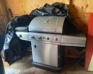 Char Broil outdoor grill with propane tank