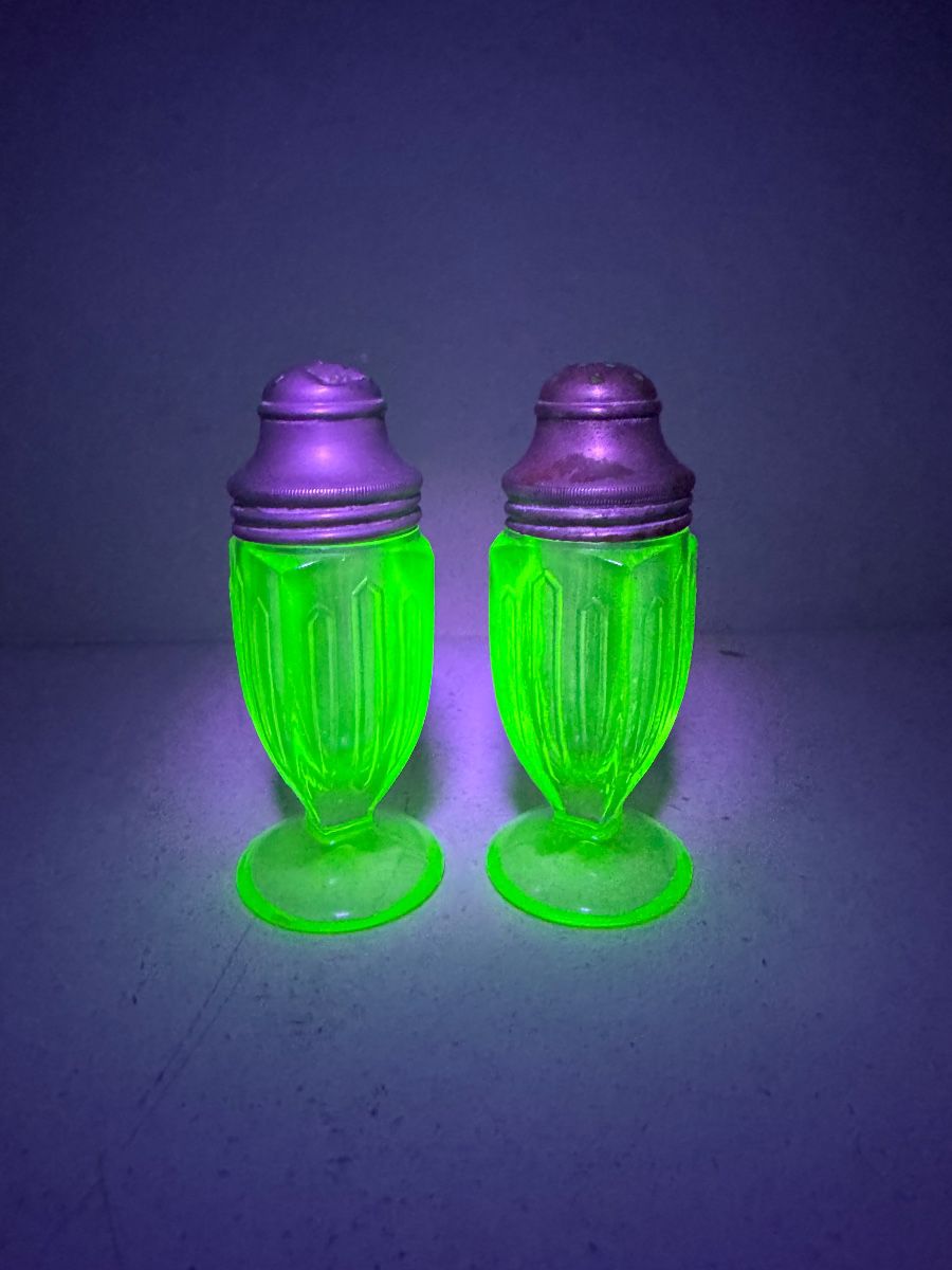 1930s uranium Salt/pepper shaker