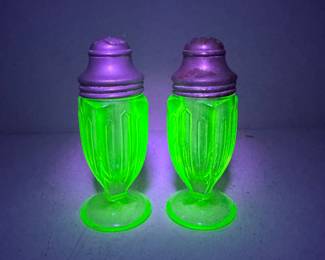1930s uranium Salt/pepper shaker 