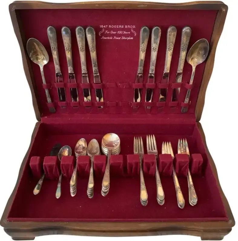 1847 Rogers Bros Silver Plate Flatware Set – 8 Pc Settings w/ Case
