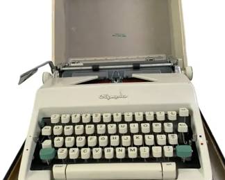 Vintage Royal Quiet De Luxe Typewriter w/ Case – Portable Manual Typewriter