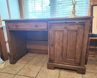 Vintage Oak Desk conservative size, office, kitchen, bedroom or den worthy