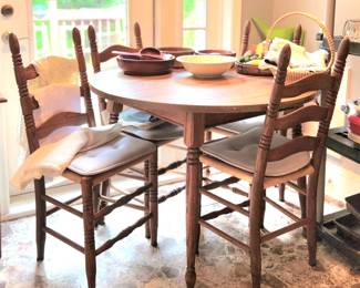 Oak table w/ 2 leaves to extend w/6 rush seat chairs