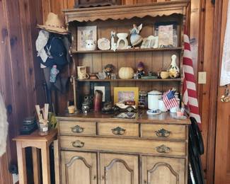 Vintage French Provitial style solid wood Hutch in excellent condition 