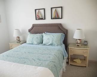Queen bedroom suite: bed, nightstands, dresser with mirror
