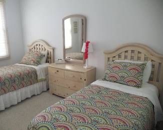 Twin bedroom suite by Stanley Furniture