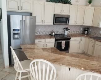 Pretty C-shaped kitchen with island - plenty of cabinets!