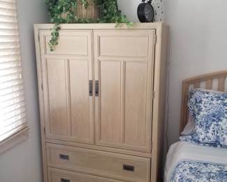 Queen bedroom suite: armoire
