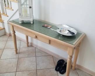 One-drawer foyer table