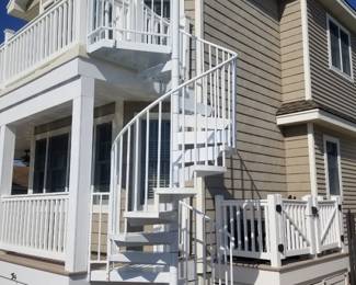 Spiral staircase with two landings