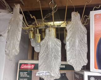 Vintage light fixture w/ glass pieces to hang on fixture 
