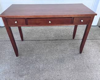 Wood desk w/ keyboard drawer & 2 side drawers