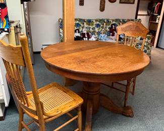 OAK TABLE. VARIOUS CHAIRS