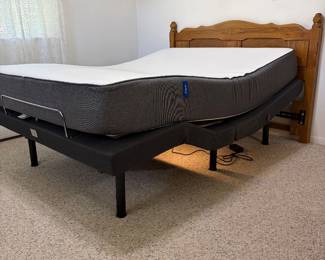 PUFFY ADJUSTABLE BASE QUEEN BED WITH NEWER MATTRESS!  WOPRKS GREAT!!