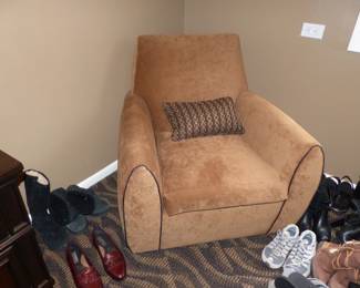 Modern accent chair 