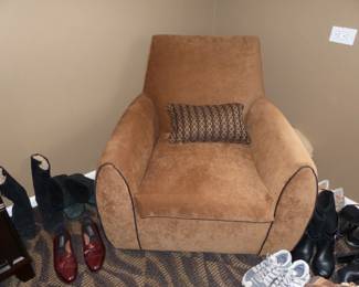 Modern accent chair 