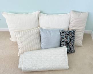 62 HotelCollectionKingQuiltDecorativePillows