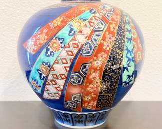 24 GoldImariHandPaintedJapanesePorcelainVase