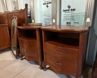 VINTAGE WALNUT BASSETT BEDROOM SET INCLUDING CHEST, DRESSER WITH MIRROR, HEADBOARD/FOOTBOARD AND NIGHTSTANDS!