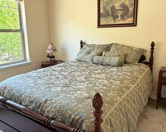 QUEEN SIZE 4 POSTER BED