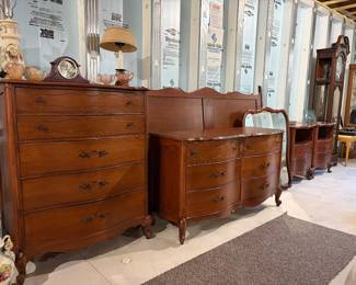 VINTAGE WALNUT BASSETT BEDROOM SET INCLUDING CHEST, DRESSER WITH MIRROR, HEADBOARD/FOOTBOARD AND NIGHTSTANDS!