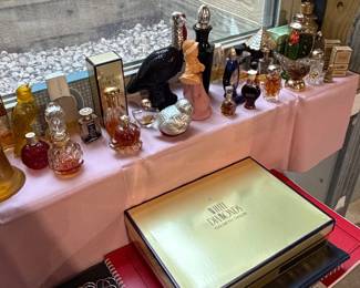 VINTAGE PURFUME BOTTLES INCLUDING AVON