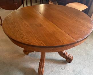 Round Oak Dining Table 