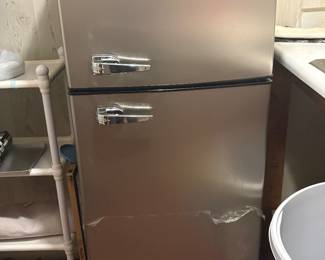Compact refrigerator/freezer