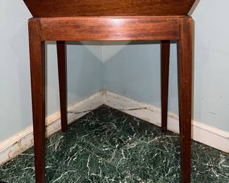 Butler's serving tray on stand