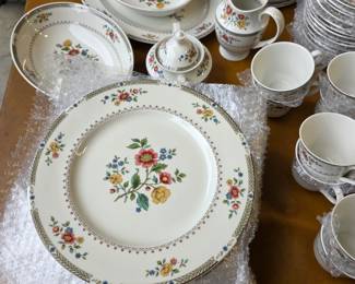 Royal Dalton Kingswood 71 pieces in perfect condition