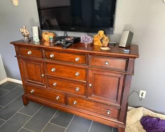 Great wood bedroom set with dresser, night stands and kng bed.  Great make and condtion.