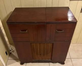 Vintage RCA Victor Victrola Radio and Phonograph Console