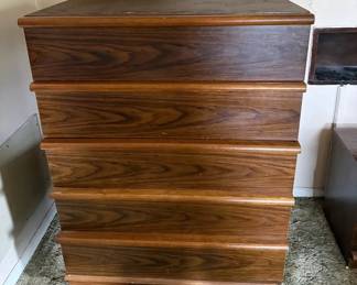 Bassett 5Piece Wooden Bedroom Set